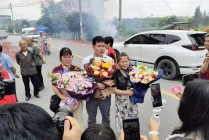 跪地相拥泣不成声！湖南妈妈刷到被拐30多年儿子视频遗憾错过相认，一年后儿子回家了
